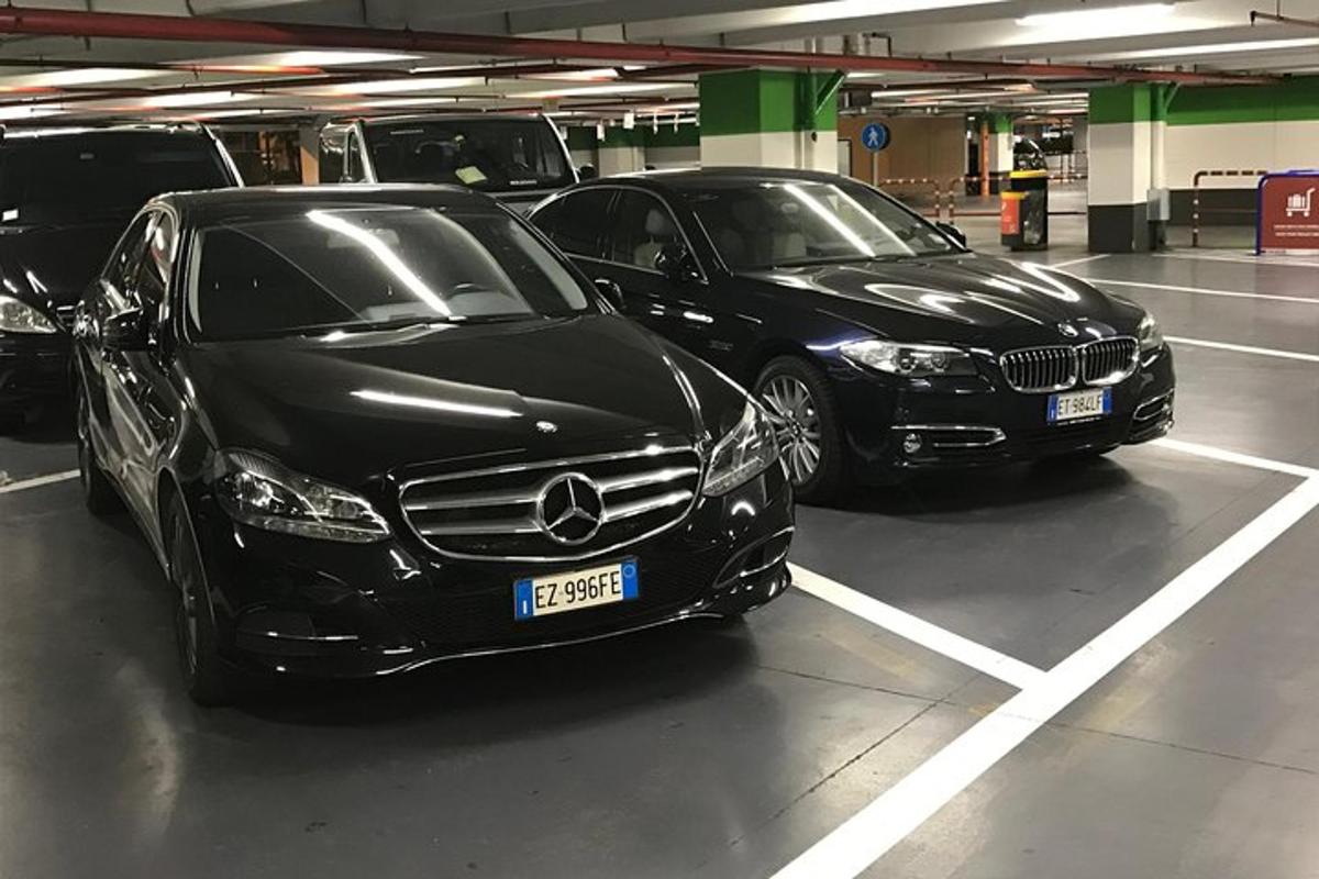 dva luxusní vozy zaparkované v parkovací garáži