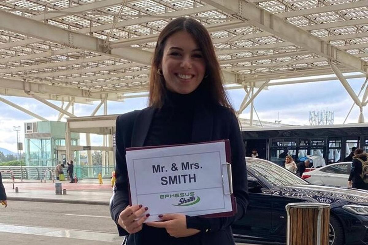 eine Frau hält ein Schild mit der Aufschrift „Herr und Frau Smith“