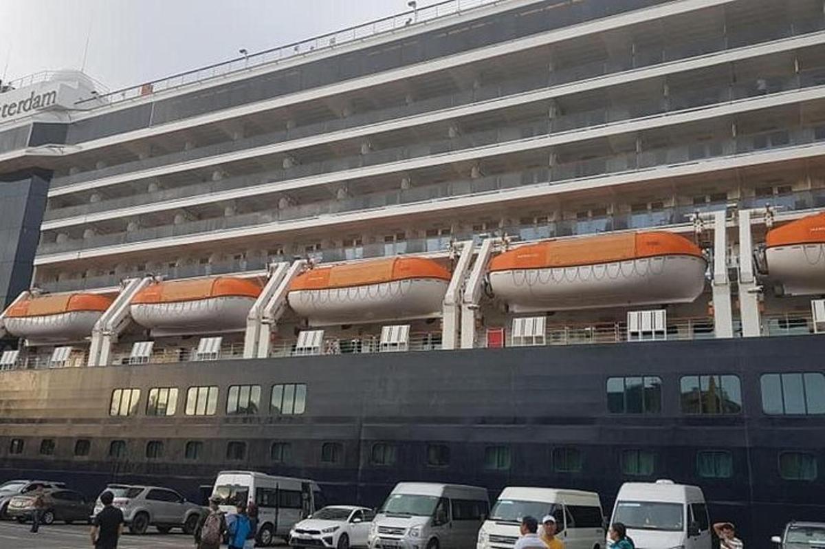 önünde arabaların park ettiği bir yolcu gemisi