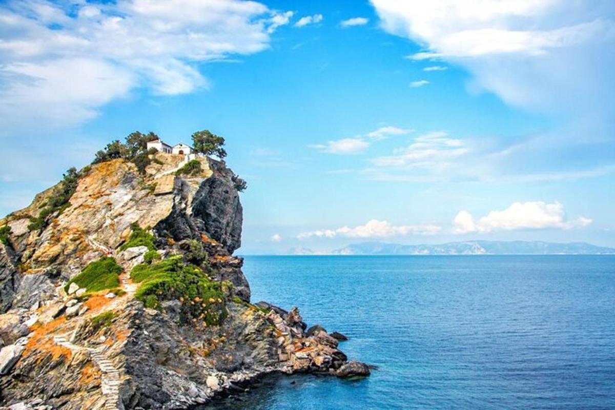 una casa a dalt d'un penya-segat sobre l'oceà
