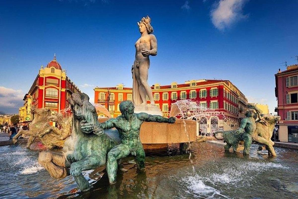 uma fonte com uma estátua no meio de uma cidade