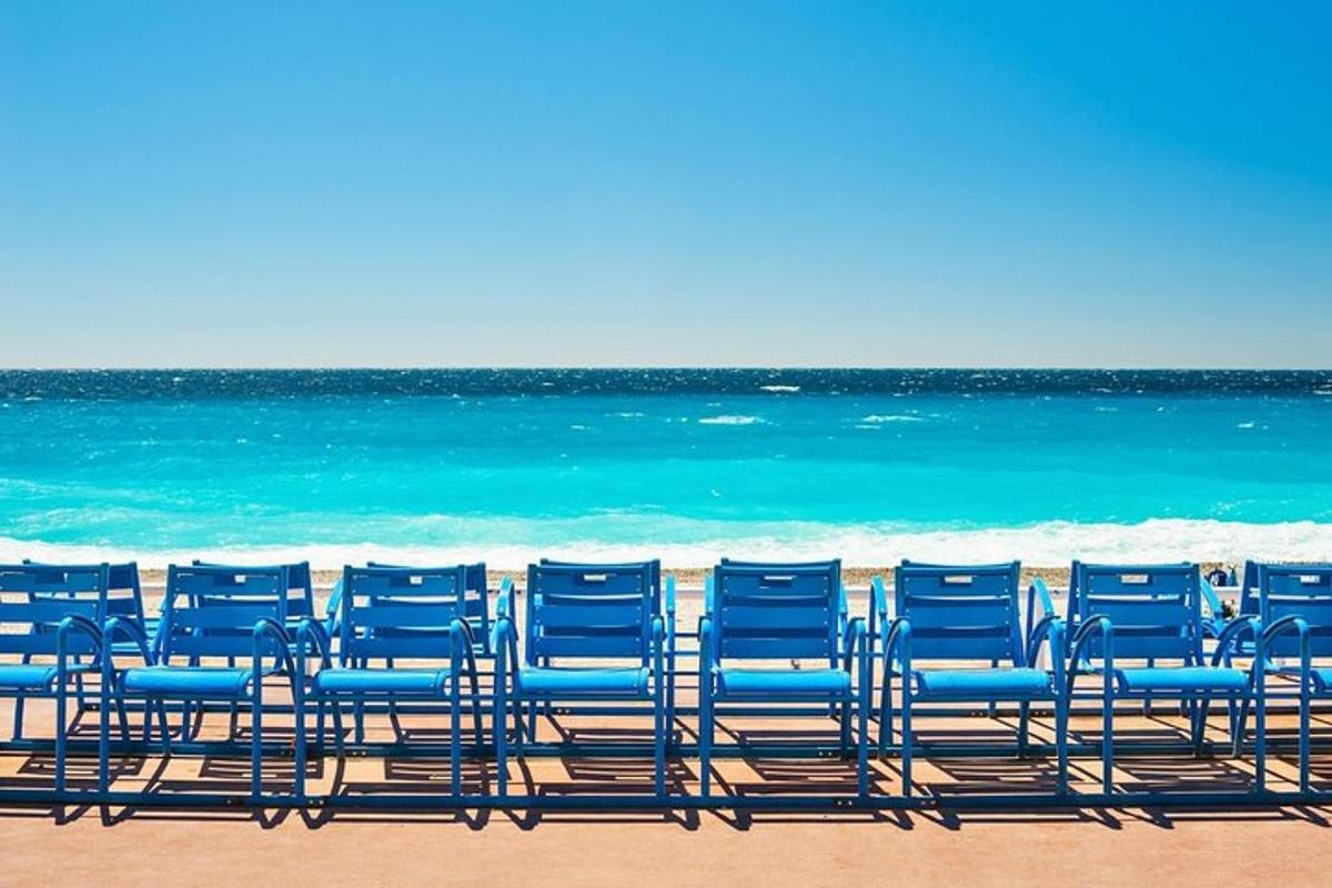 grupa niebieskich krzeseł siedzących na plaży