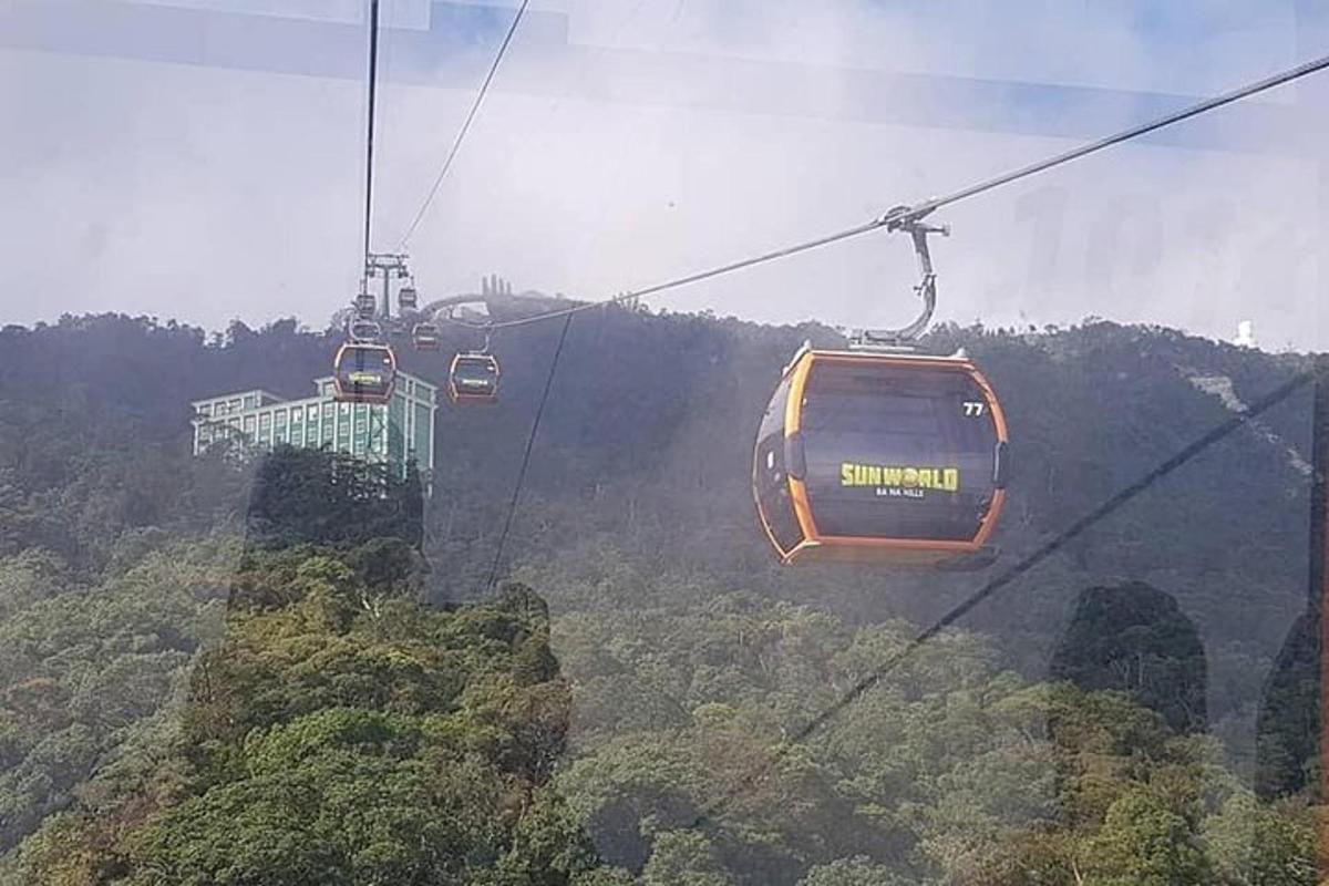 산 속 하늘에 있는 두 대의 곤돌라