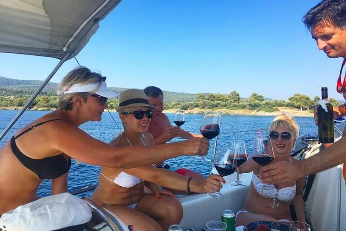 un grup de persones assegudes en un vaixell bevent vi