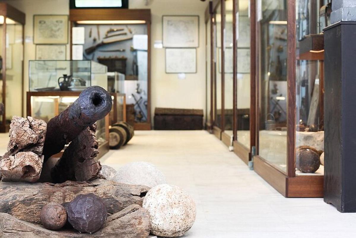 una estàtua d'un gos assegut sobre una pila de roques