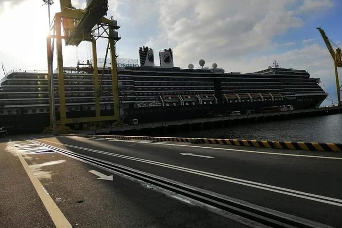una nave da crociera è attraccata accanto a una strada