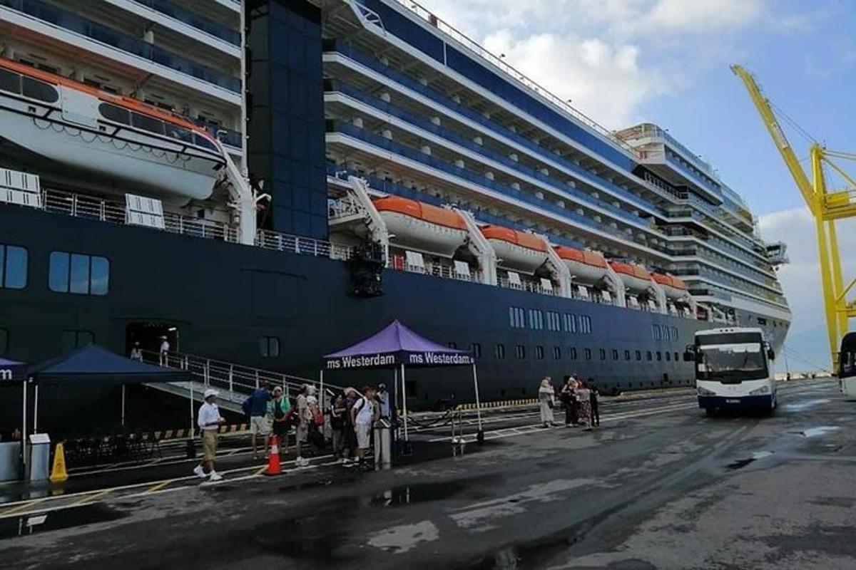 una nave da crociera è attraccata accanto a un edificio