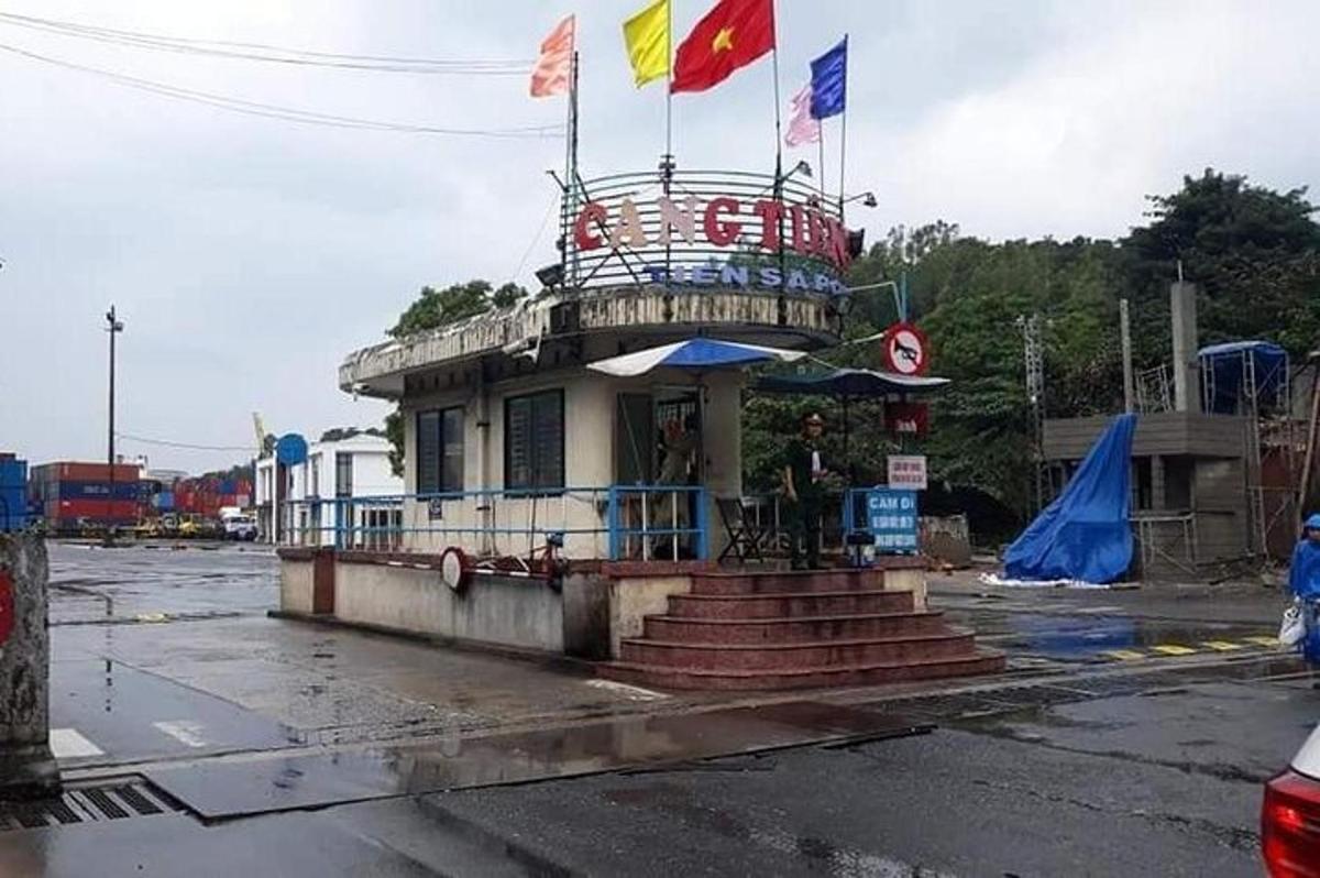 budova s vlajkami na střeše na ulici