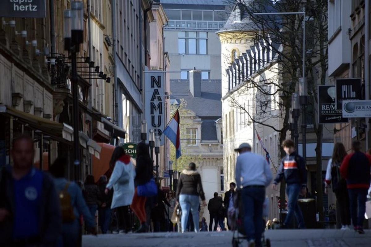 skupina lidí jdoucích po městské ulici