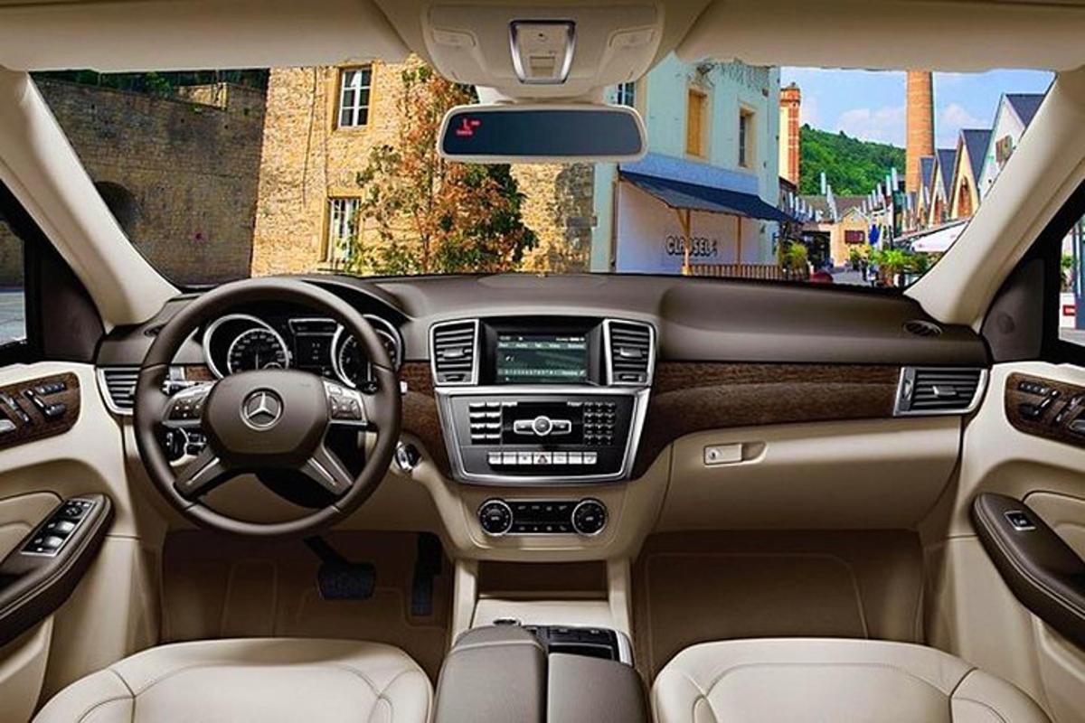 pemandangan kokpit kereta acedes benz