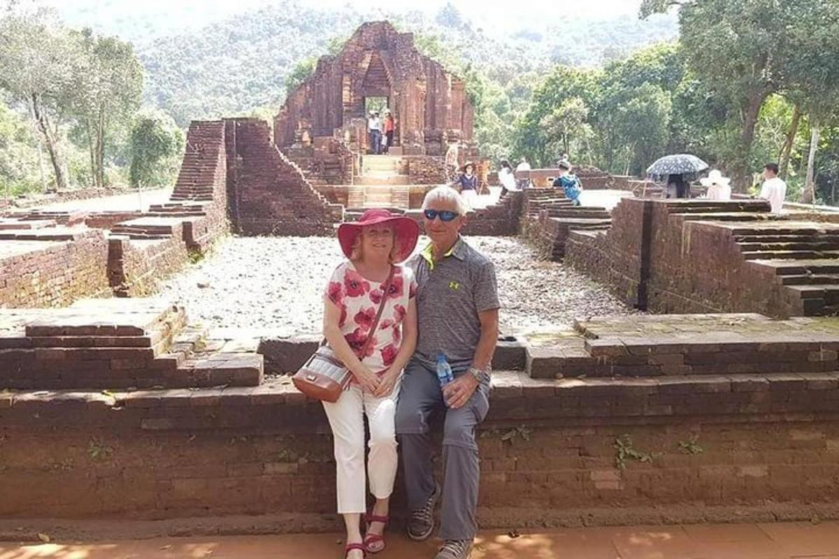 un home i una dona drets davant d'un temple
