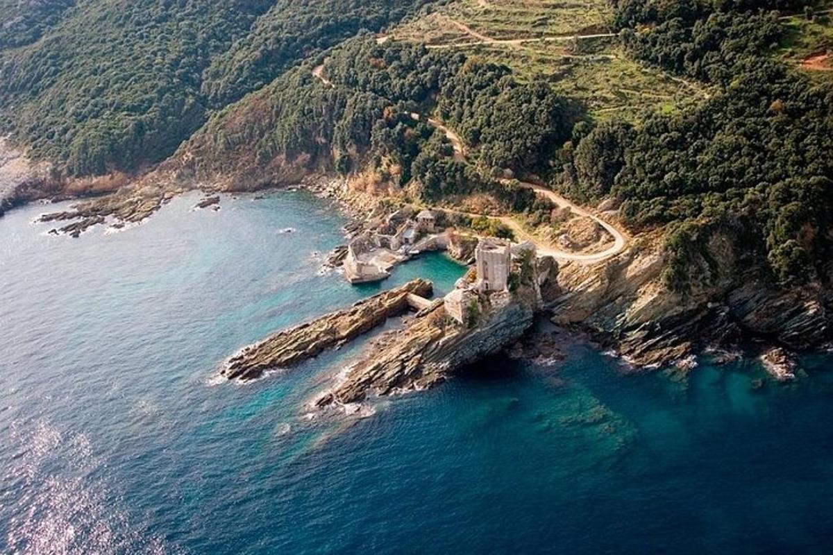 una vista aerea di un'isola rocciosa nell'oceano