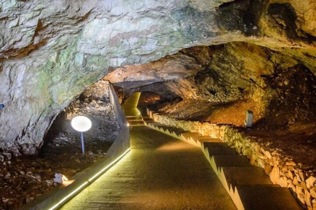tunel se schodištěm v jeskyni