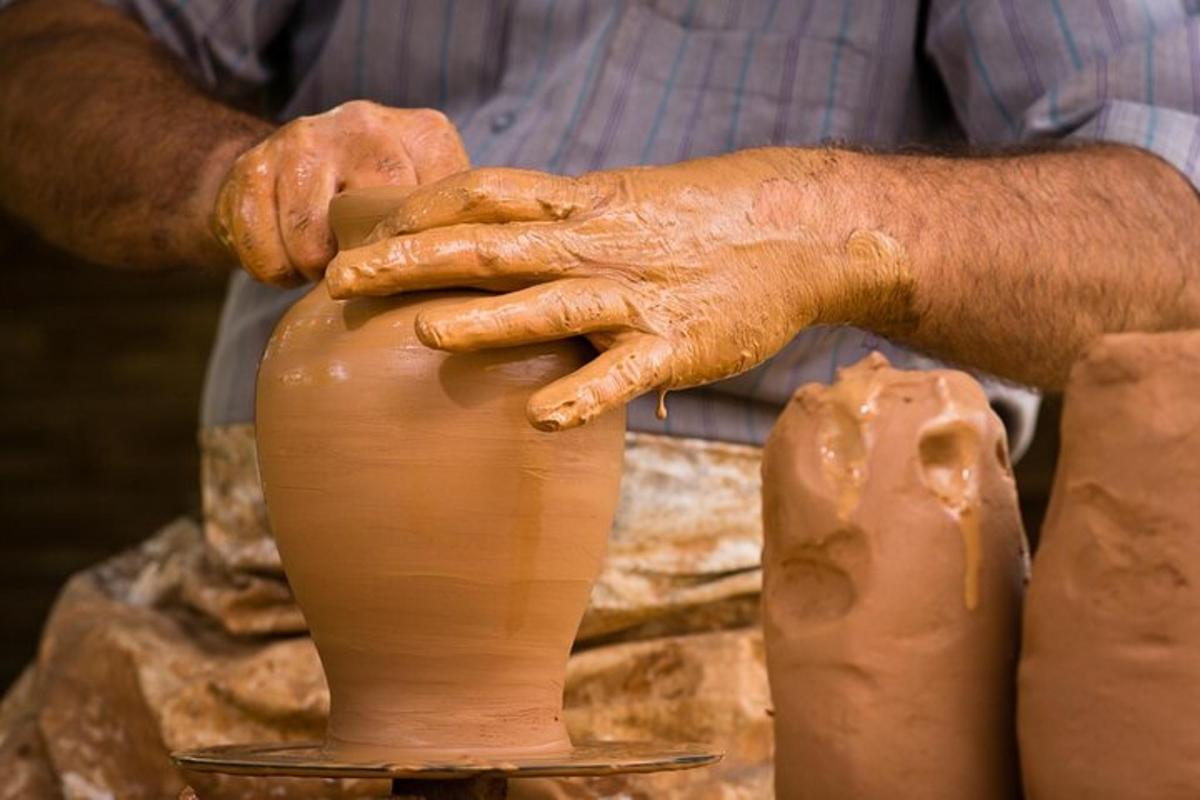 un uomo che realizza un vaso su un tornio da vasaio