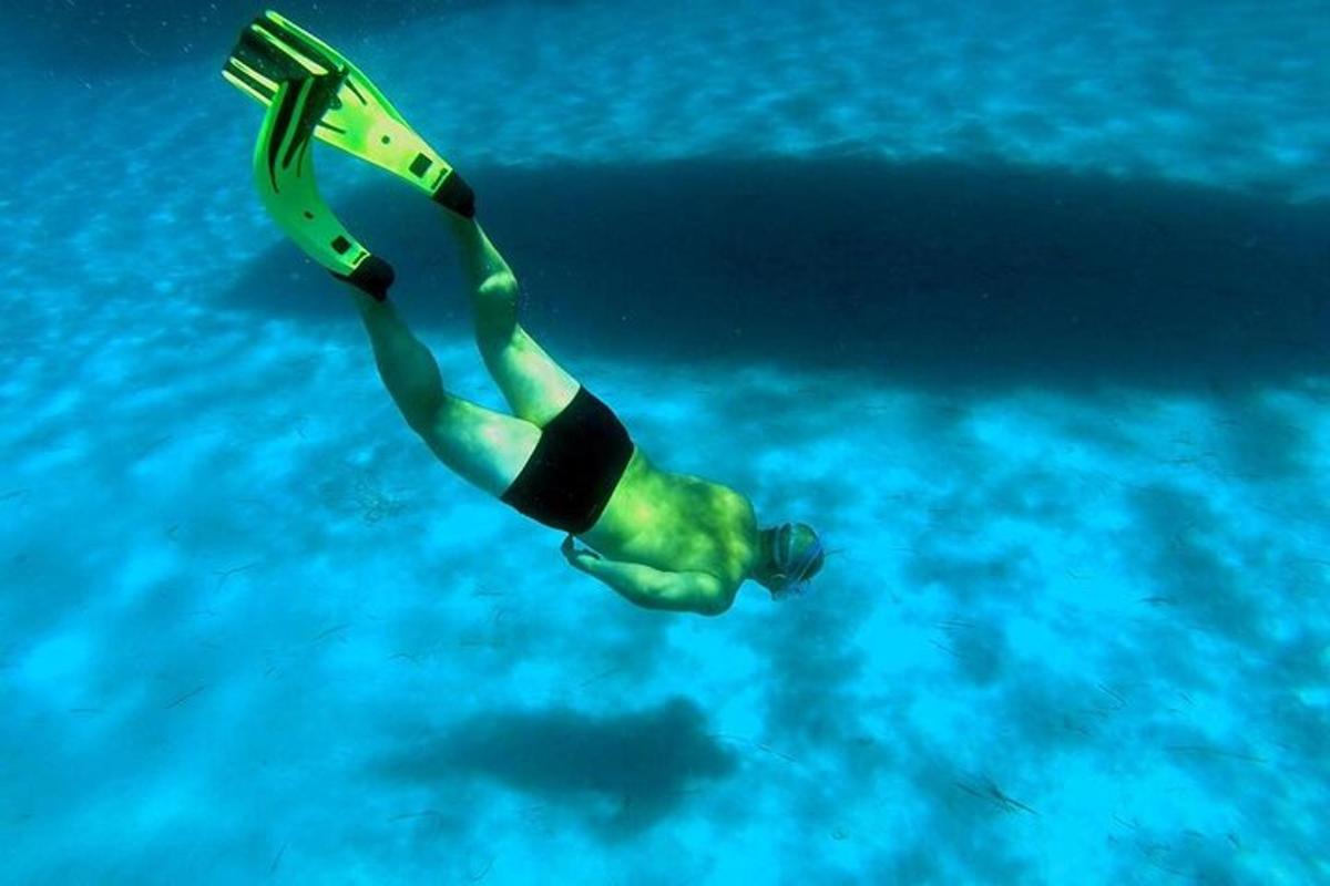 un uomo che nuota nell'acqua con una pinna