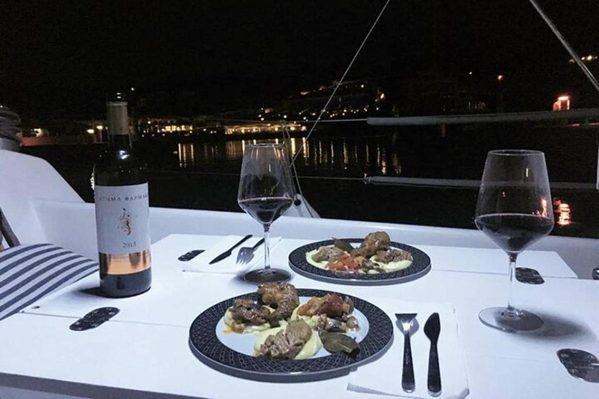 un tavolo con due piatti di cibo e bicchieri di vino