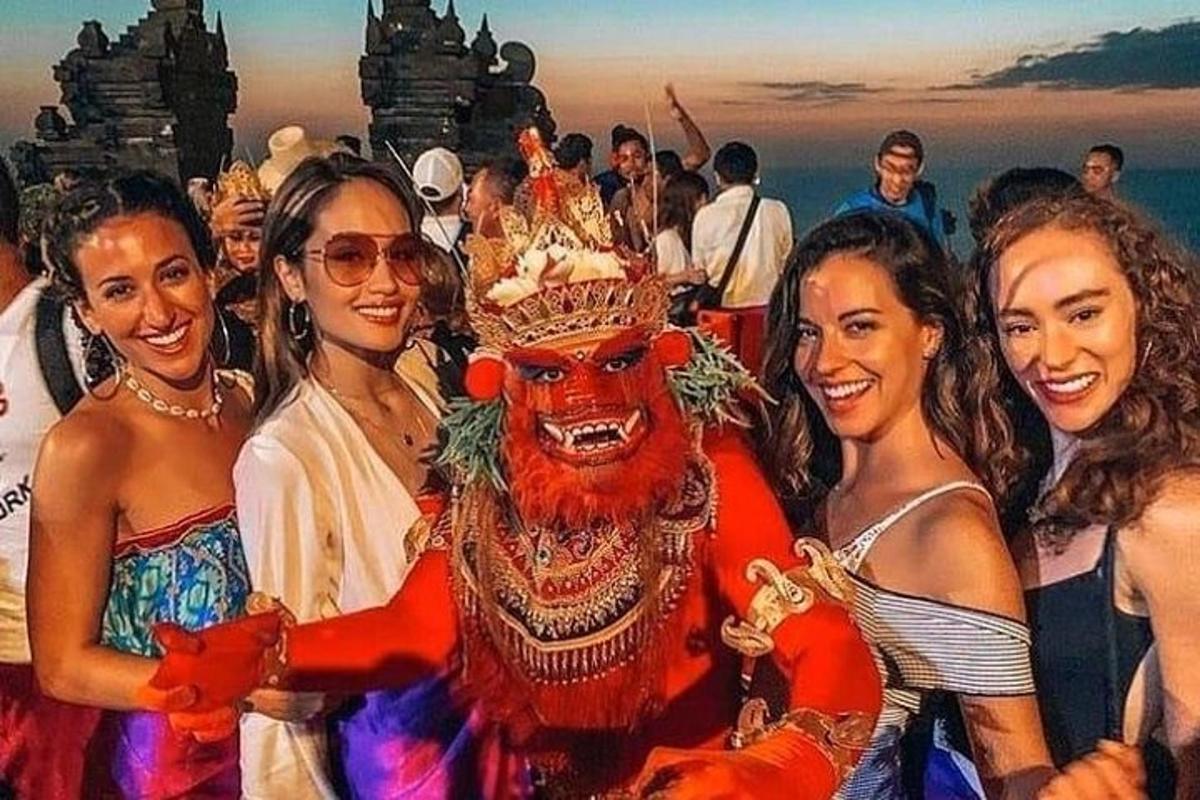 Un grupo de personas vestidas con disfraces posando para una fotografía.