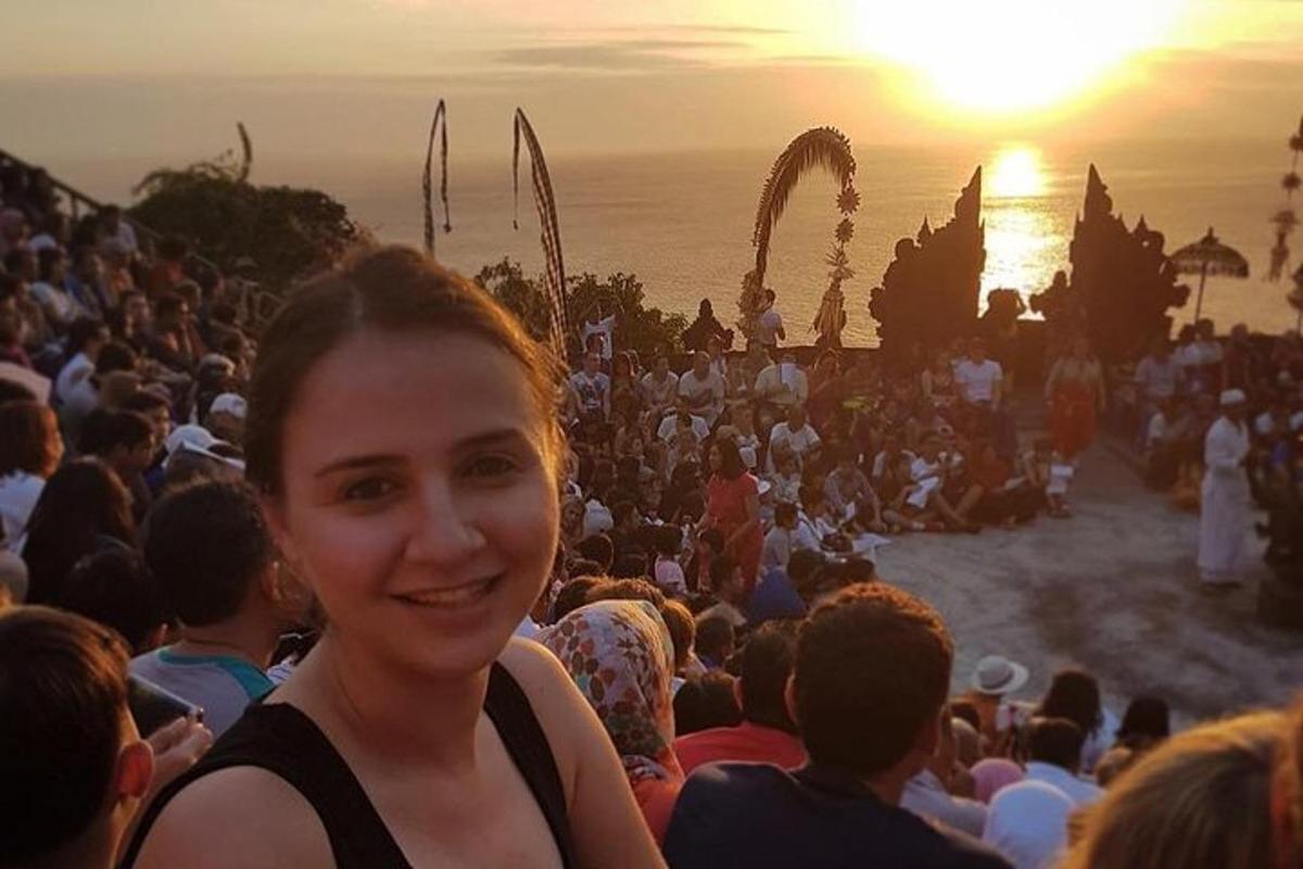 жена која стоји испред гомиле људи