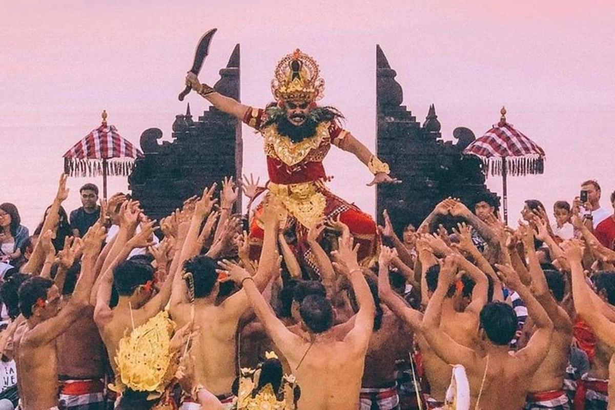 sekelompok pria berdiri di depan kerumunan