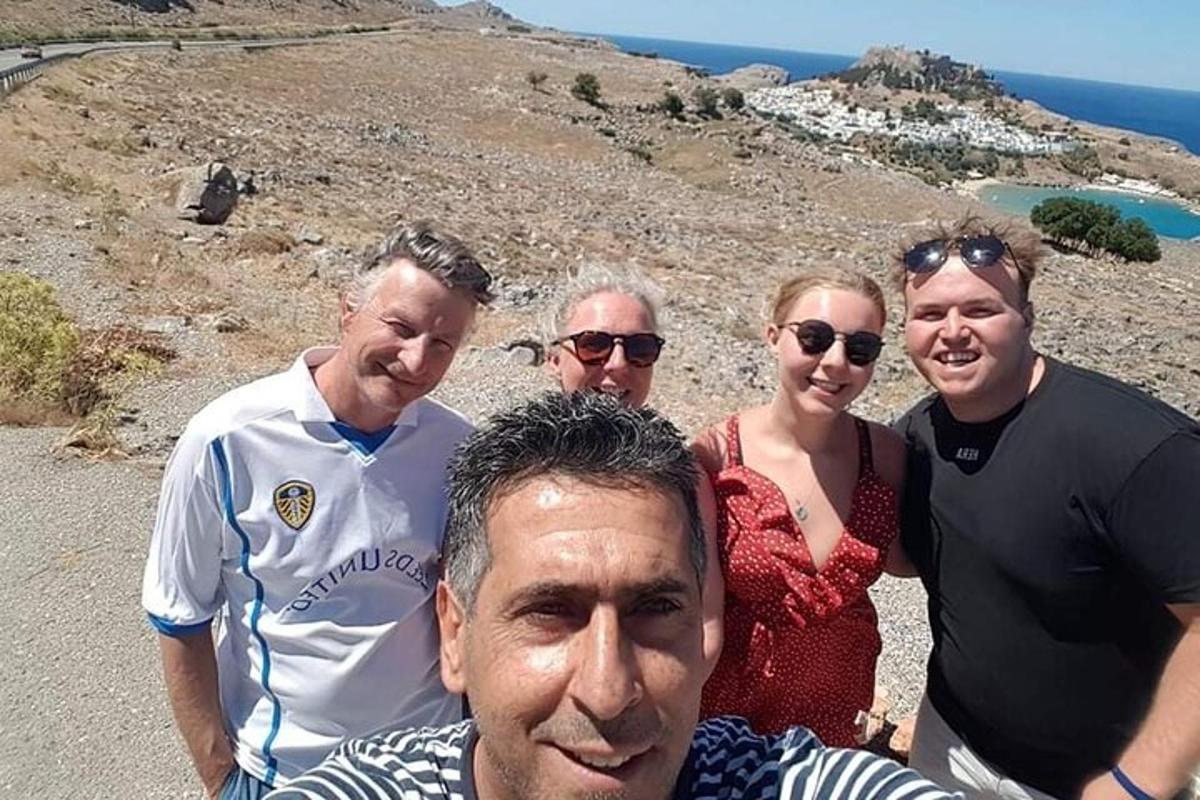 Un grupo de personas posando para una foto en una montaña.