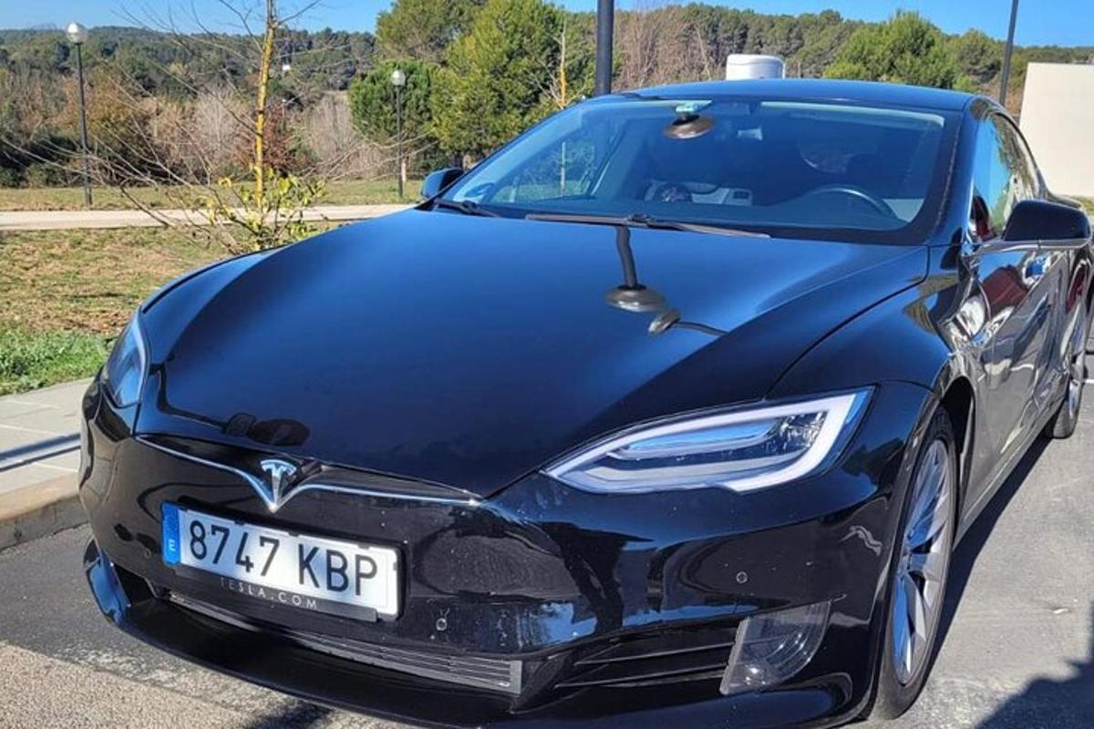 černé auto zaparkované na parkovišti