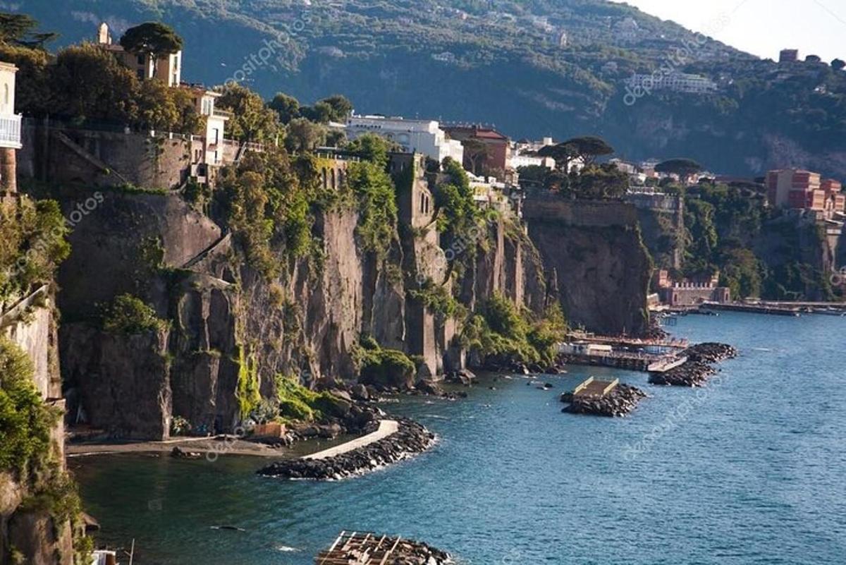 Kilátás az Amalfi-partra, csónakokkal a vízben