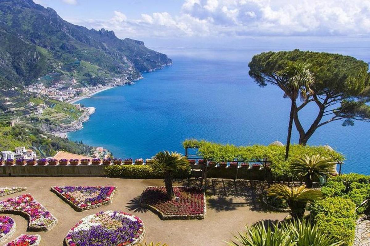 una vista de la costa amalfitana i l'oceà