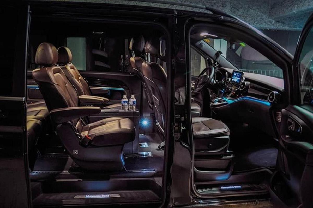 tampilan bagian dalam bagian belakang mobil