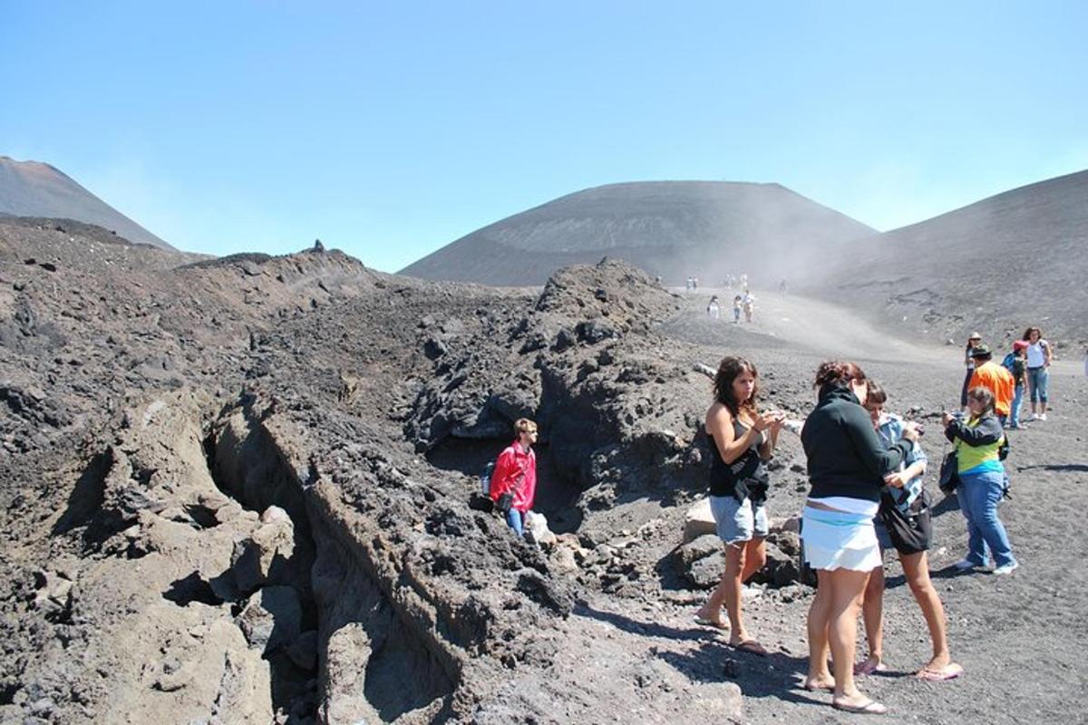 un gruppo di persone in piedi su una montagna