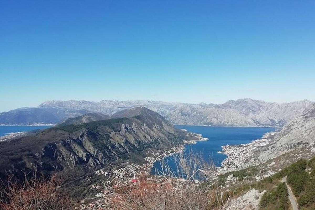 μια θέα ενός μεγάλου υδάτινου σώματος από ένα βουνό