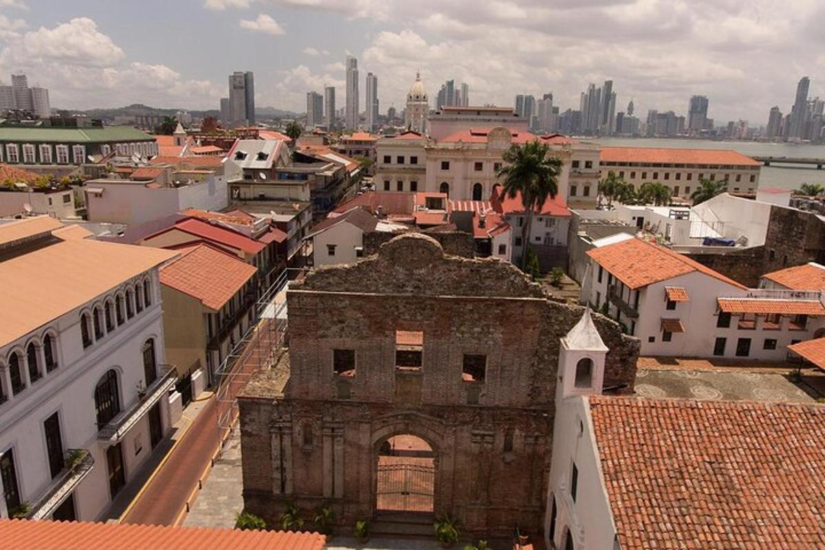 um prédio antigo com uma cidade ao fundo