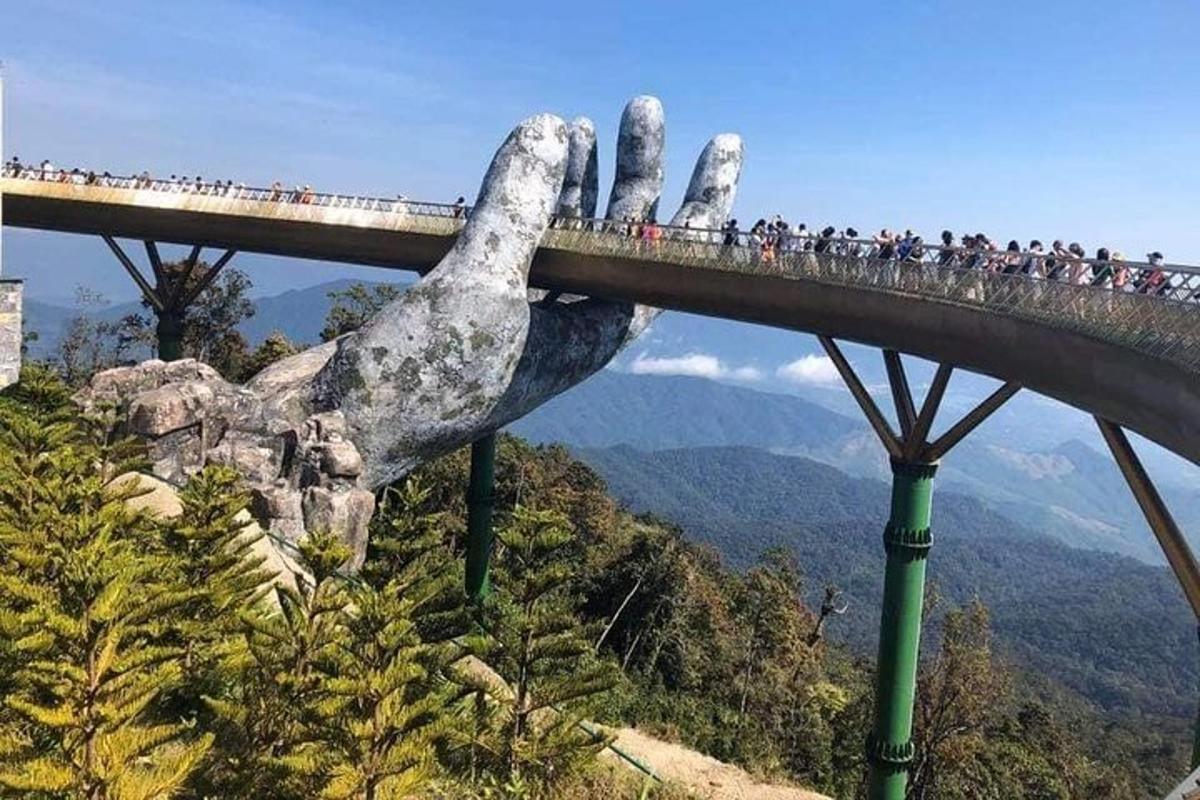un pod cu mâna lumii pe vârful unui munte
