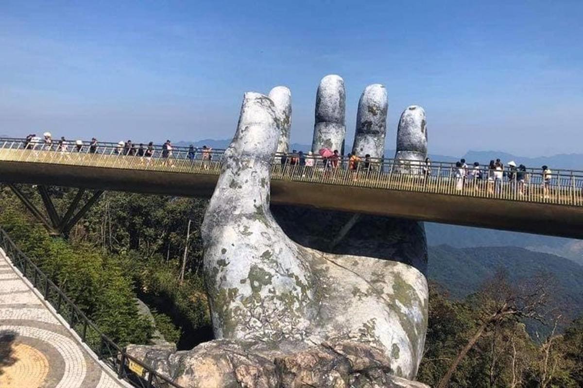 山の上に伸びる巨大な手を持つ橋