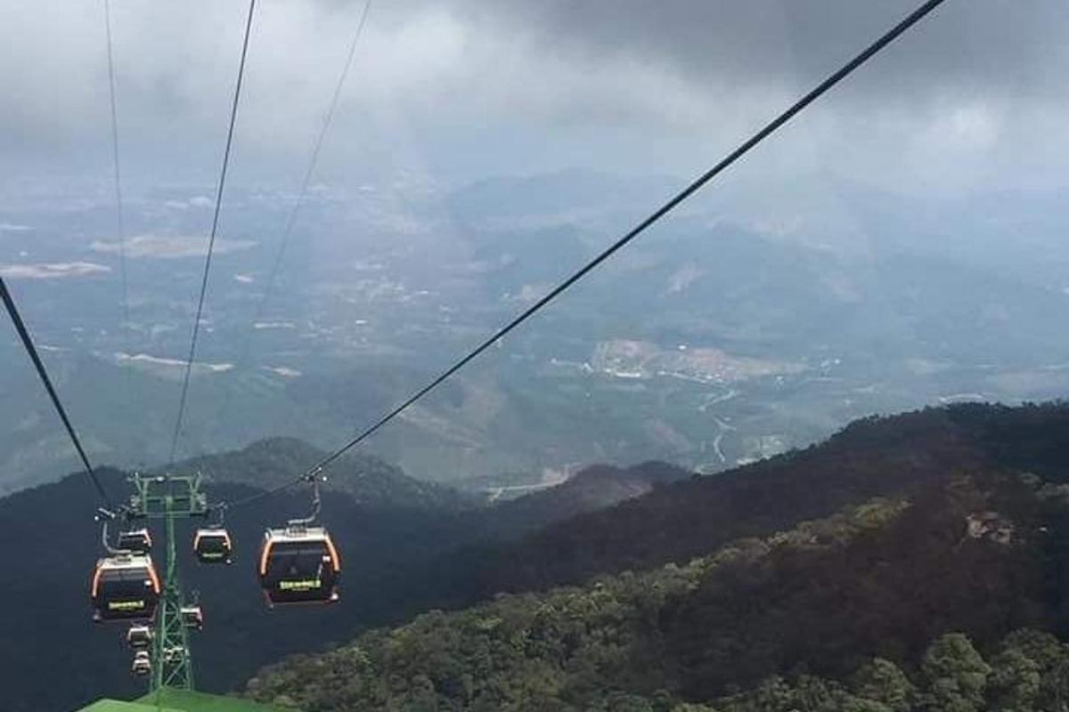un grupo de góndolas volando sobre una montaña
