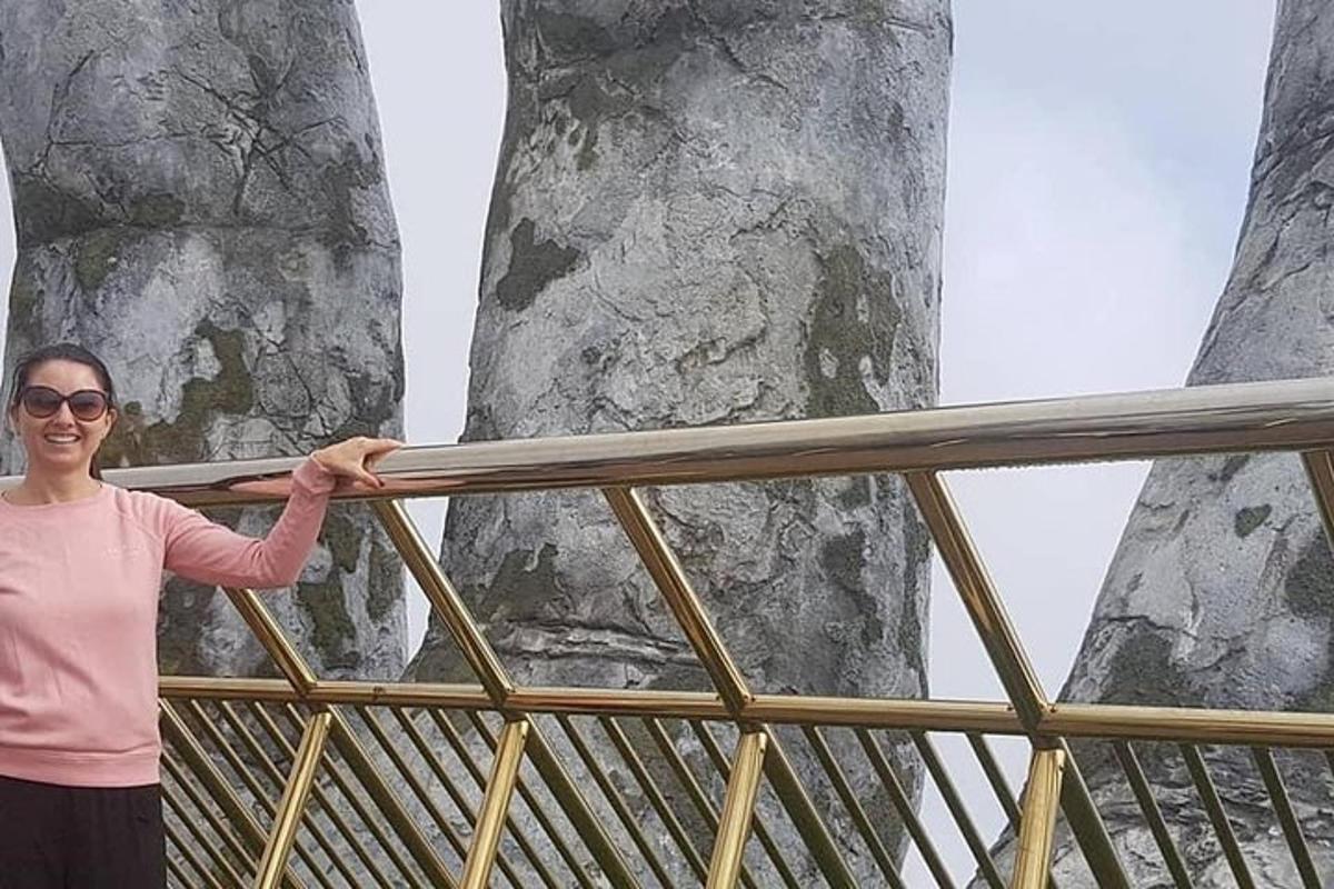 жена, стояща до дървен парапет