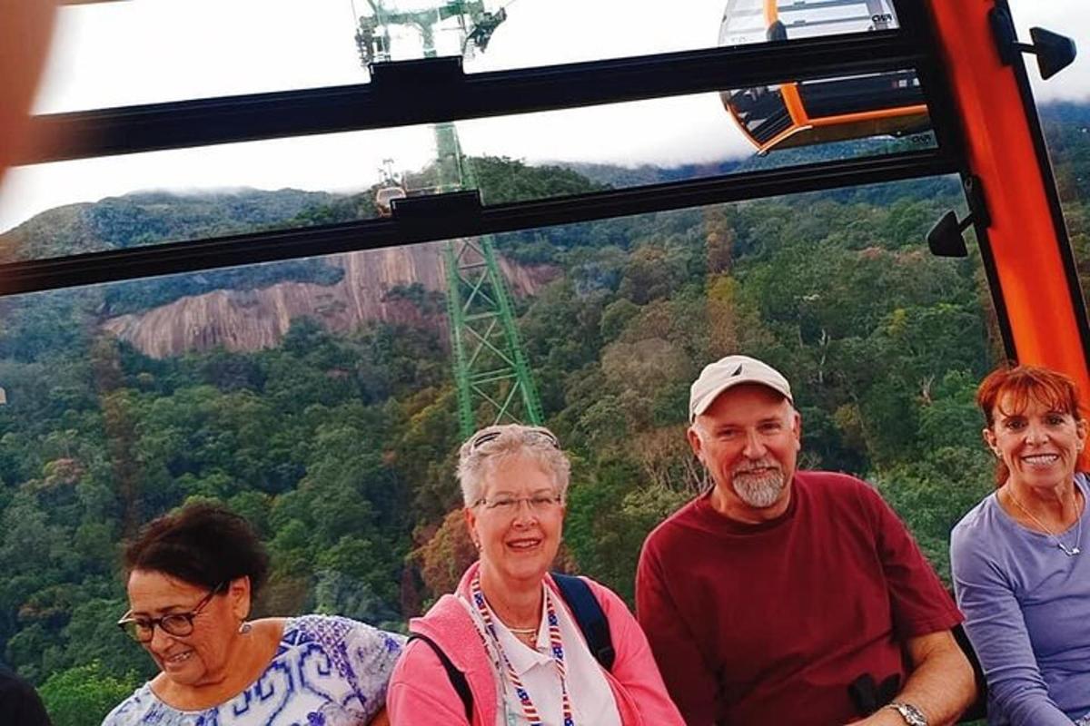 Un grupo de personas en un tranvía en las montañas.