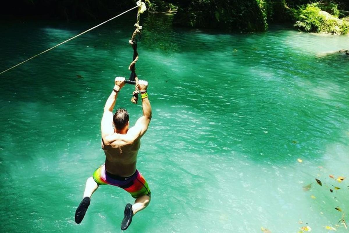 isang lalaking nakabitin sa isang lubid sa tubig
