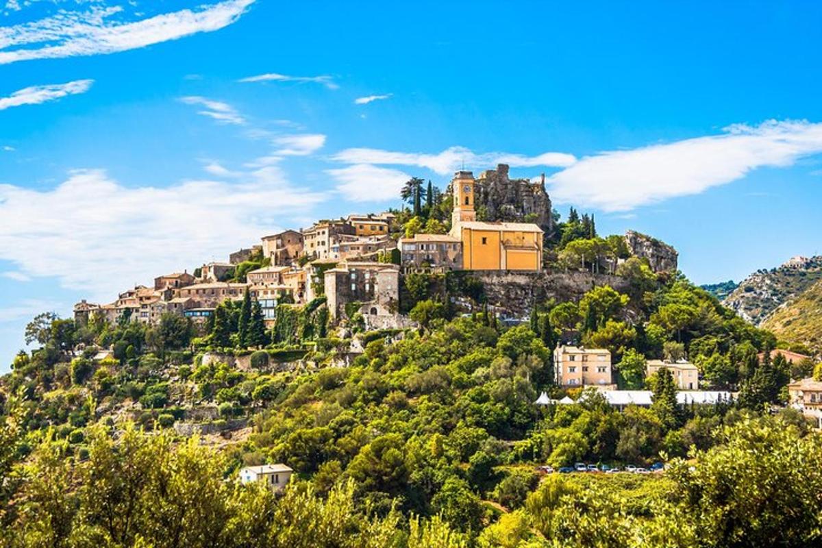 un villaggio in cima a una collina con case