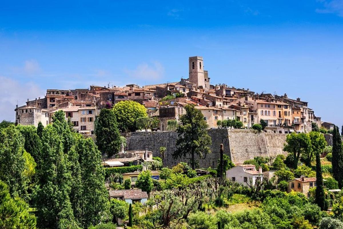 una città in cima a una collina con case