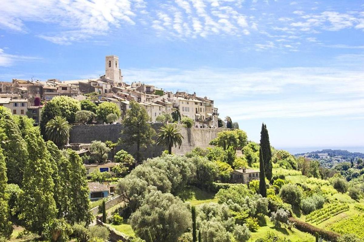 una città in cima a una collina con alberi