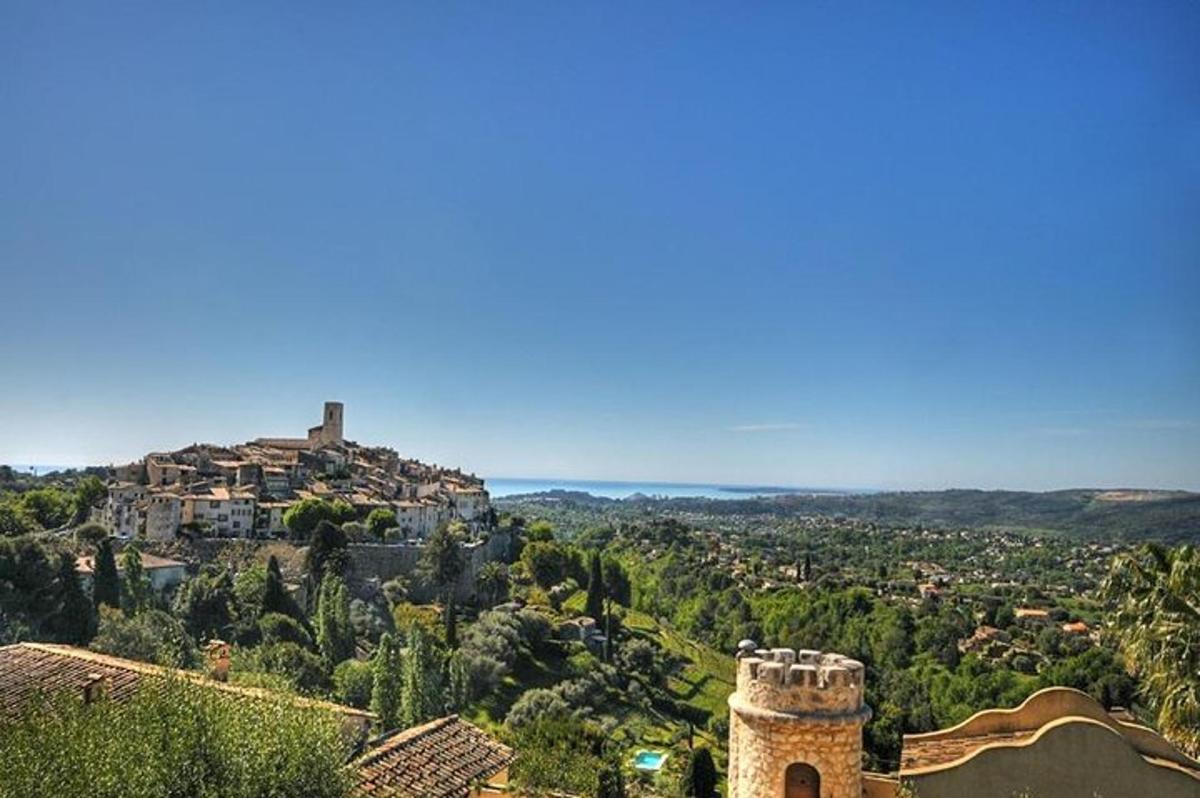 uma vista de uma cidade com um castelo em uma colina