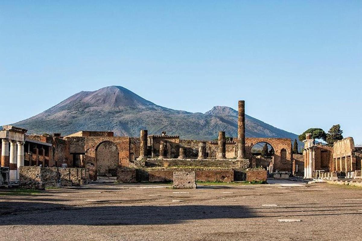 una città antica con una montagna sullo sfondo