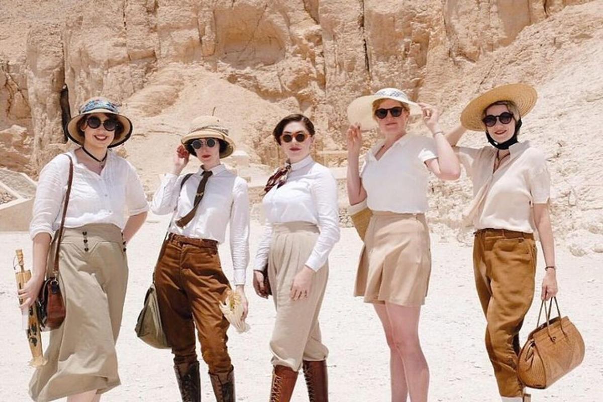 un grup de dones amb barrets caminant pel desert