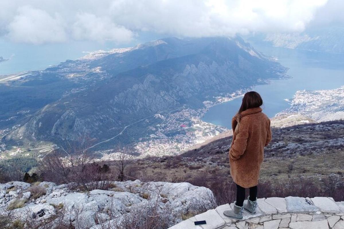 kona stendur á fjallstindi