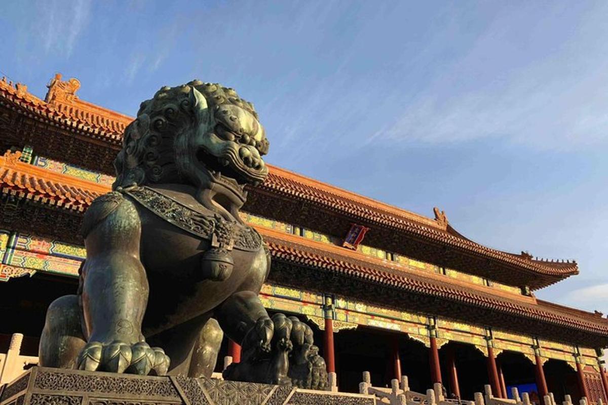 a statue of a lion in front of a building