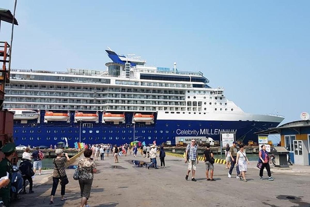 Un crucero atracado en un muelle con una multitud de personas