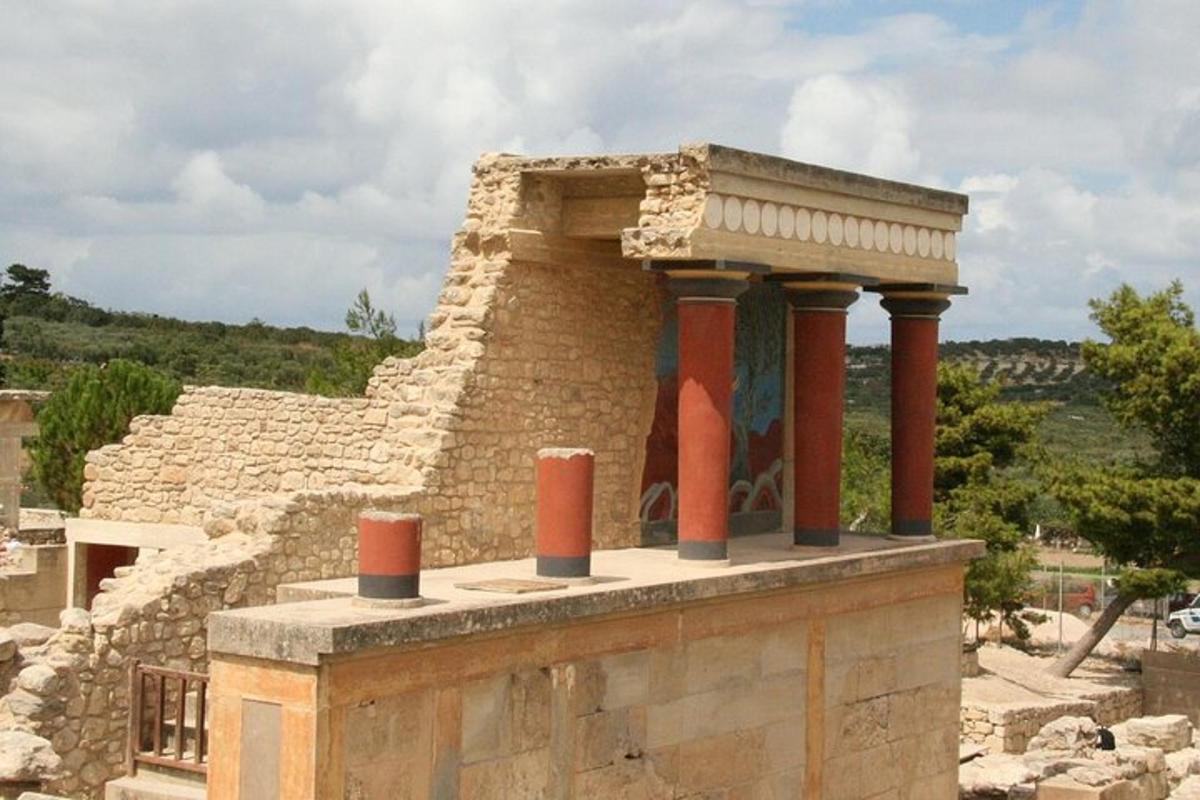 בניין עם עמודים אדומים מעליו
