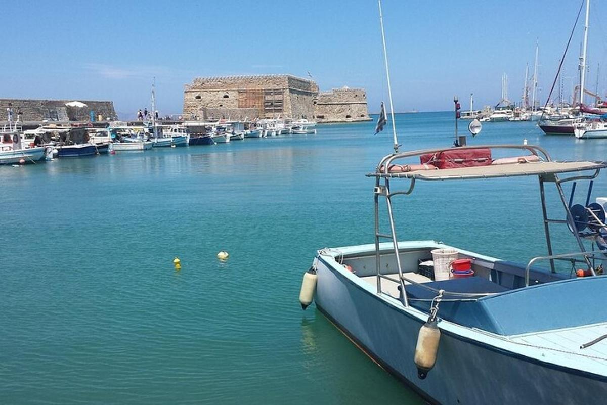 Un barco está atracado en un puerto con otros barcos.