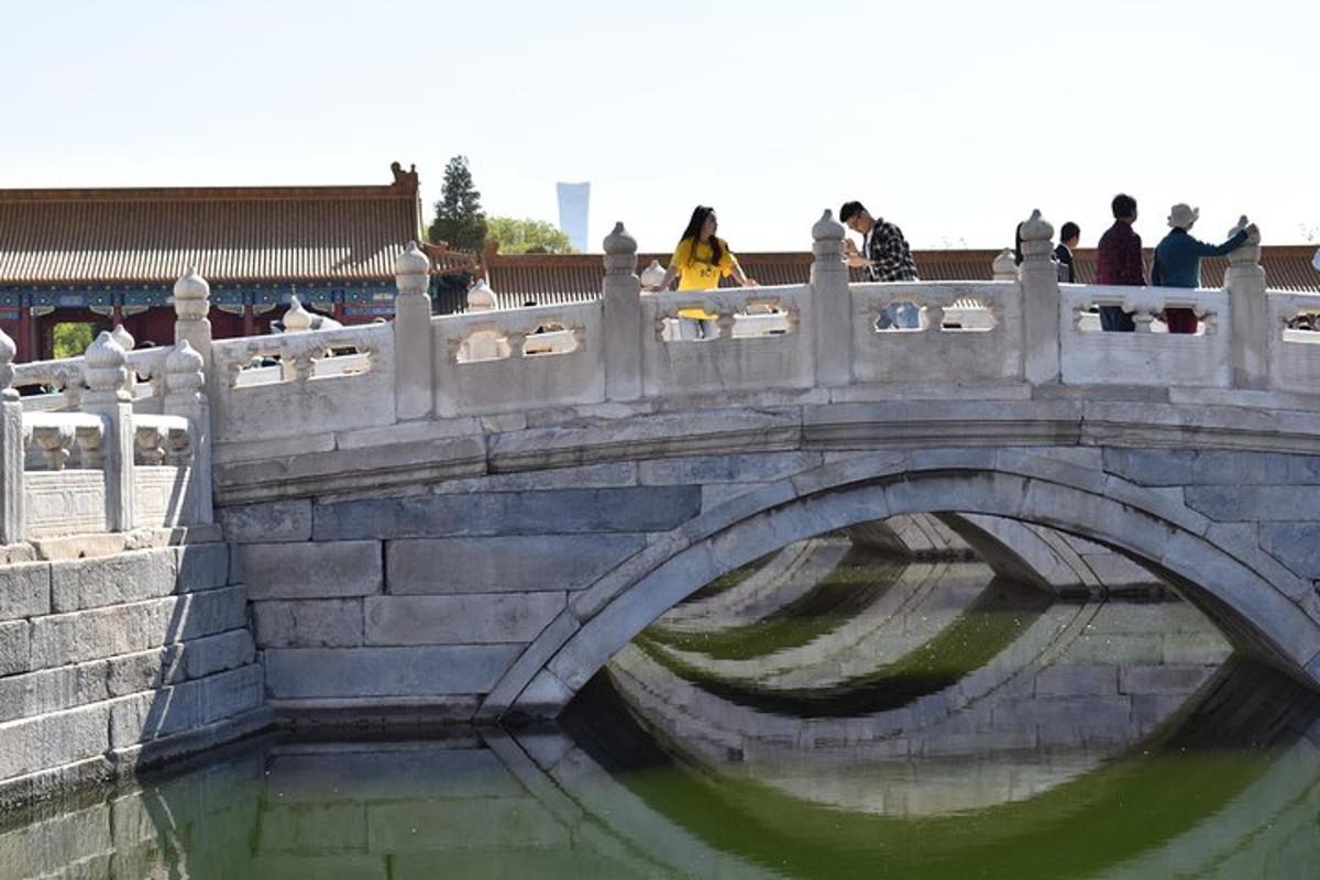Un puente sobre un río con gente caminando sobre él.