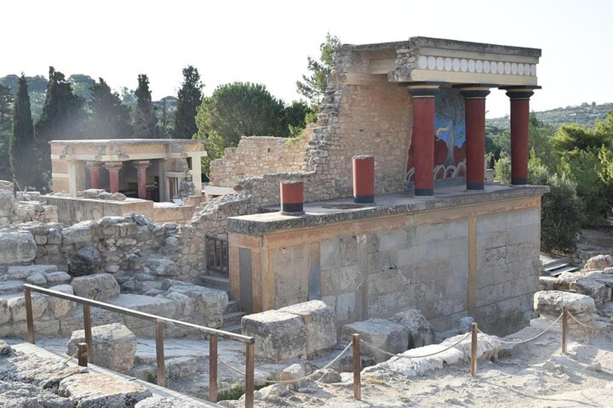 üstünde kırmızı sütunlar bulunan taş bir bina